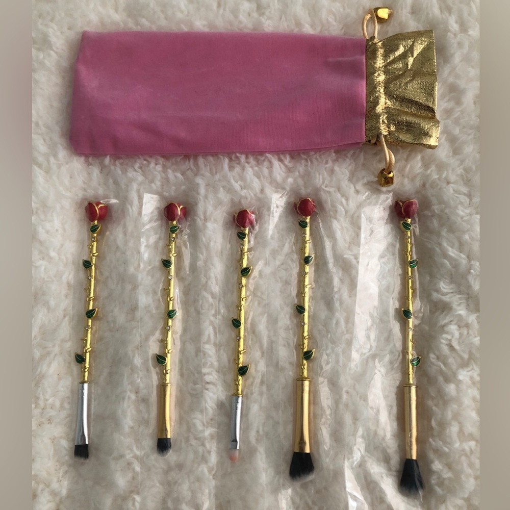 NEW 5PIECES ROSE MAKEUP BRUSHES WITH BAG